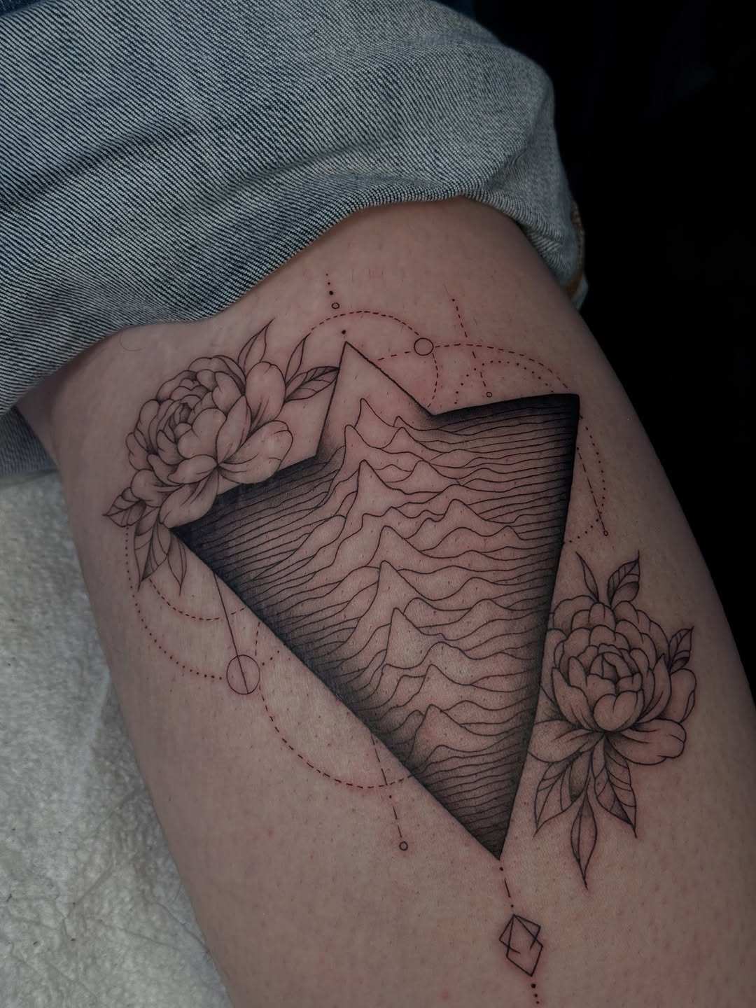 Tattoo by @inkedbyjulia โ geometric, fine_line