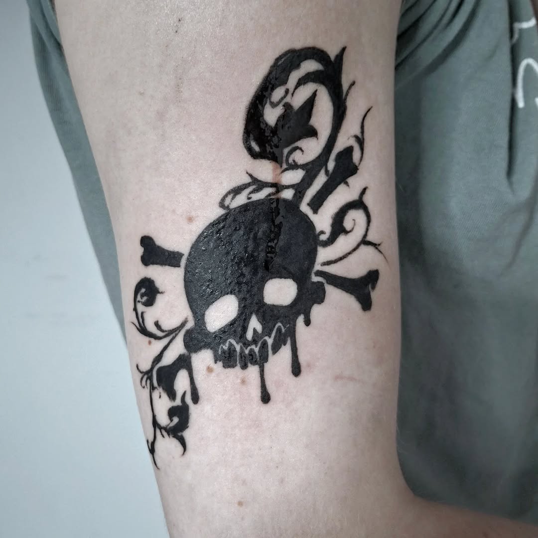 Tattoo by @hallowedgirl β blackwork