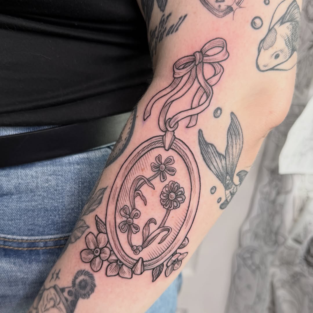 Tattoo by @taylorbeetattoo β fine_line