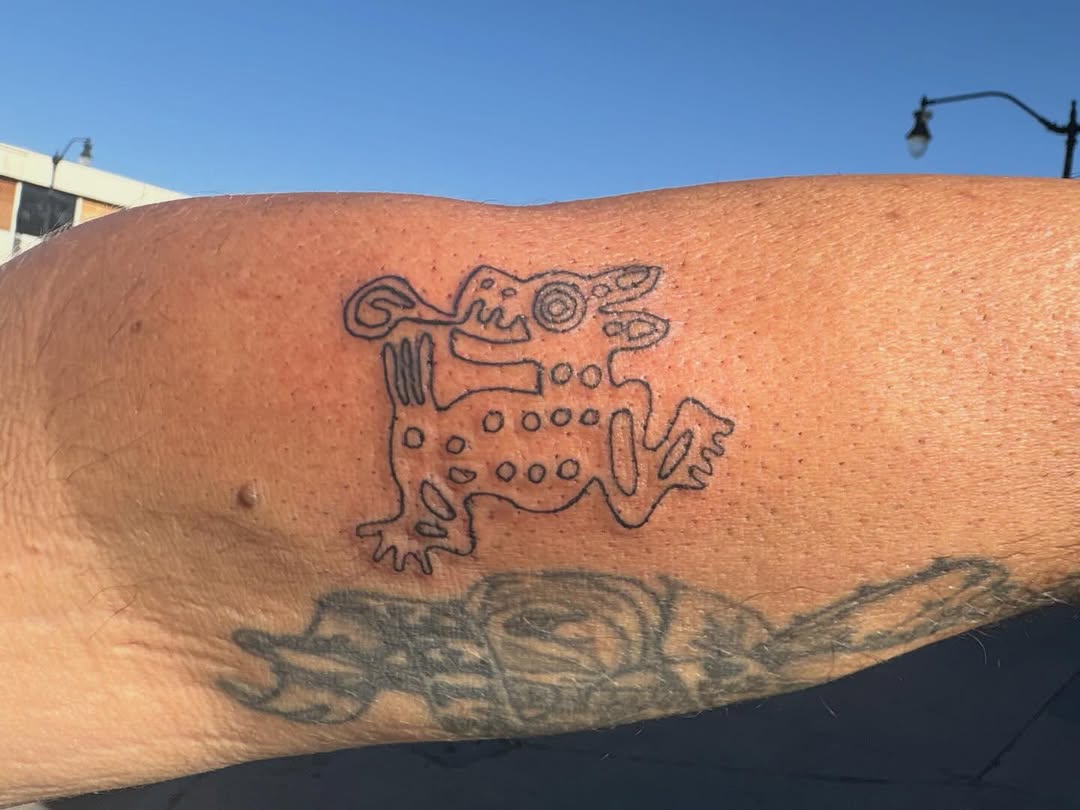 Tattoo by @dulzura.inks — illustrative, blackwork