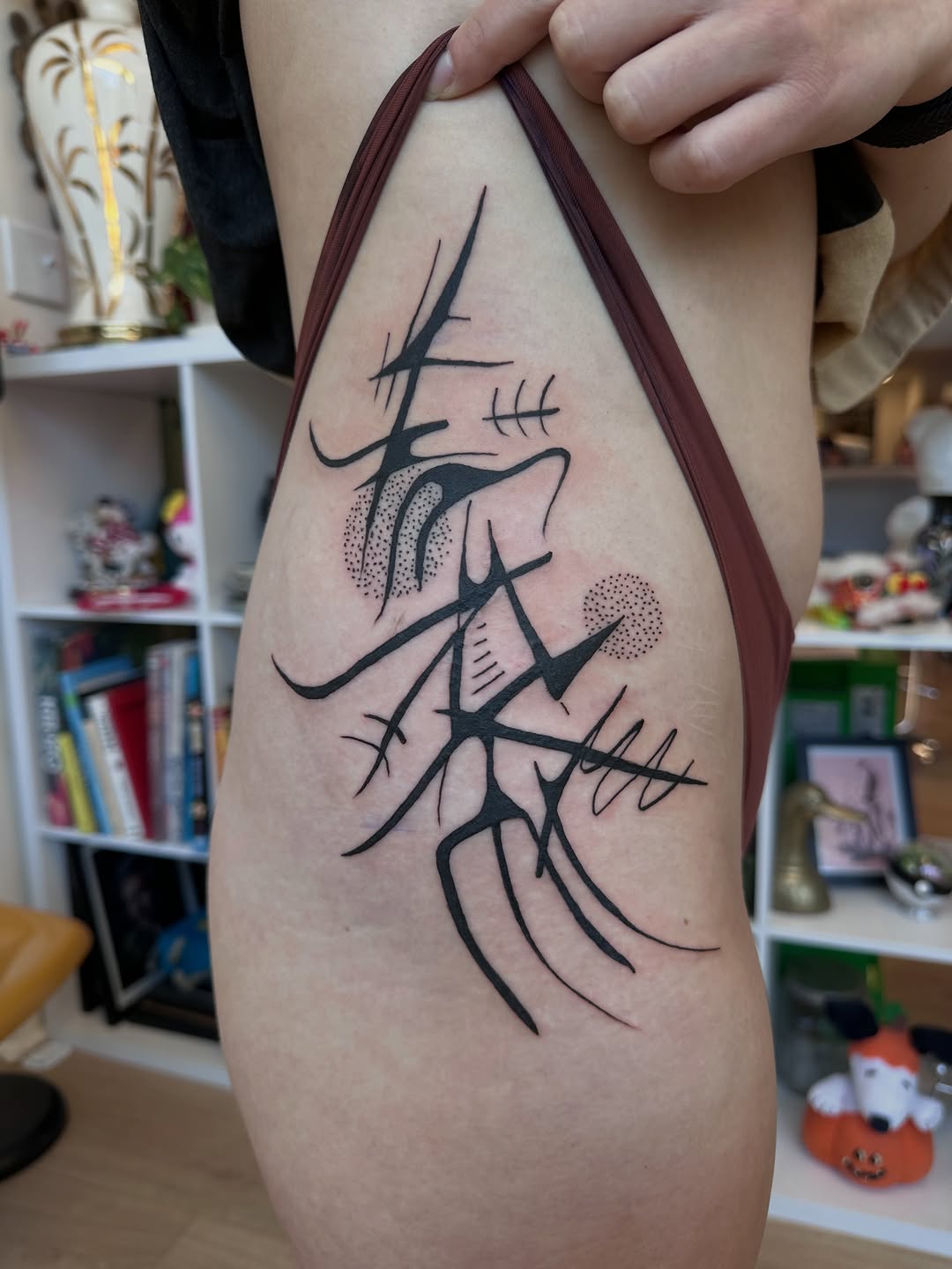 Tattoo by @amb.tattoo — illustrative, geometric