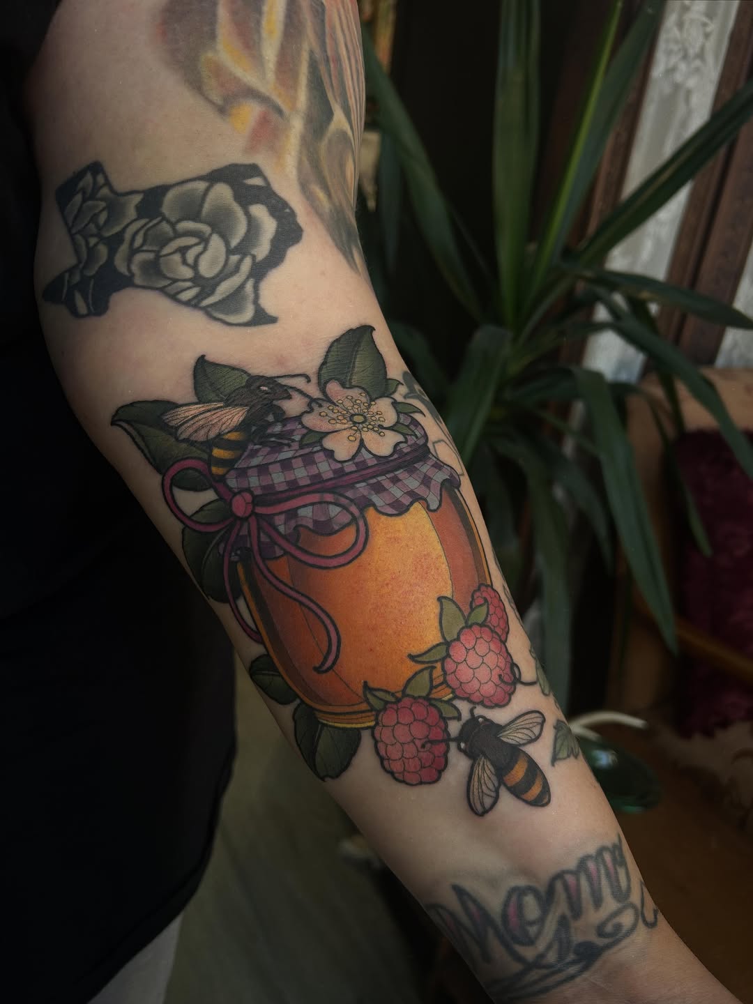 Tattoo by @karinatattoos β illustrative, new_school