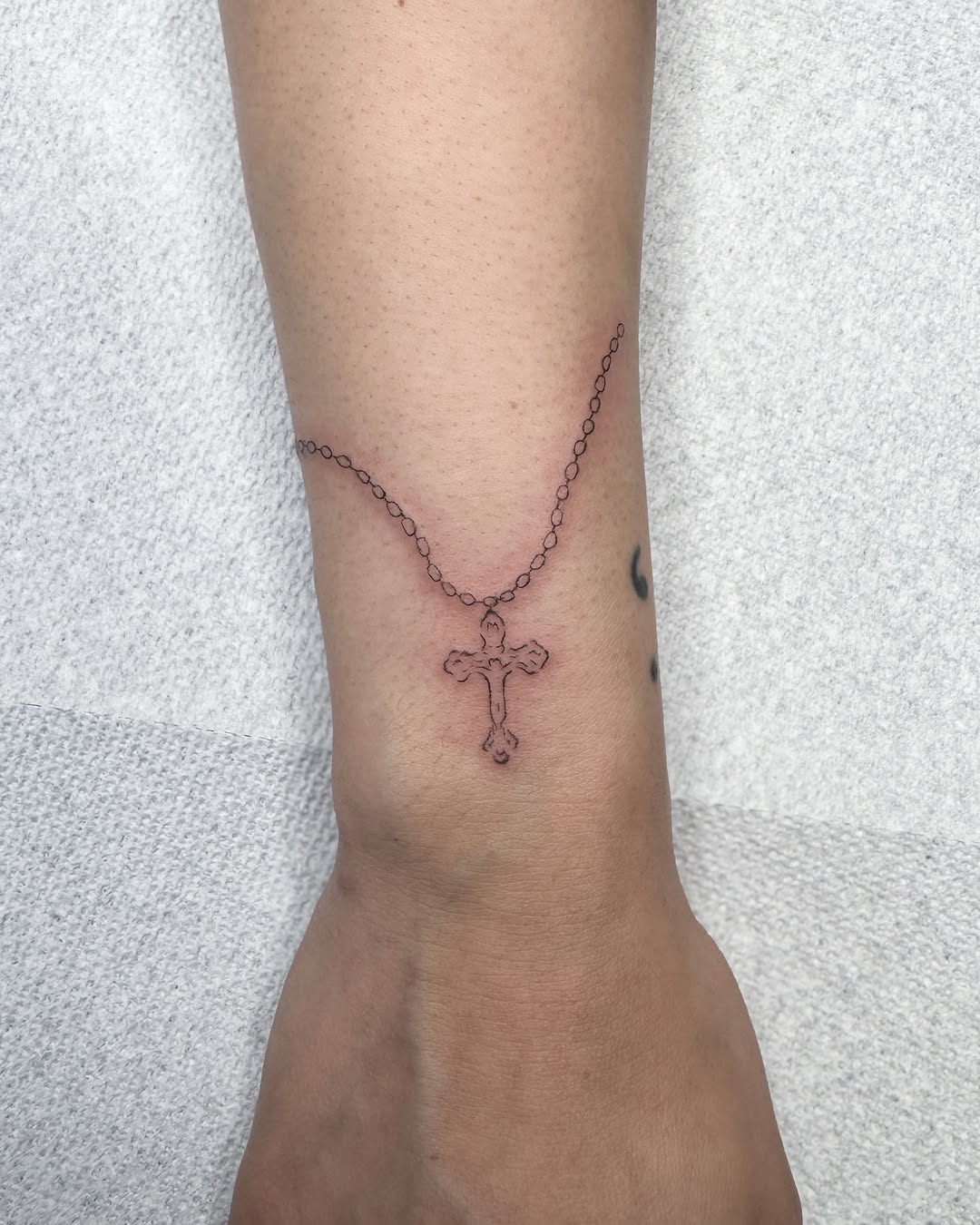 Tattoo by @chyzh.ttt — fine_line, minimalist