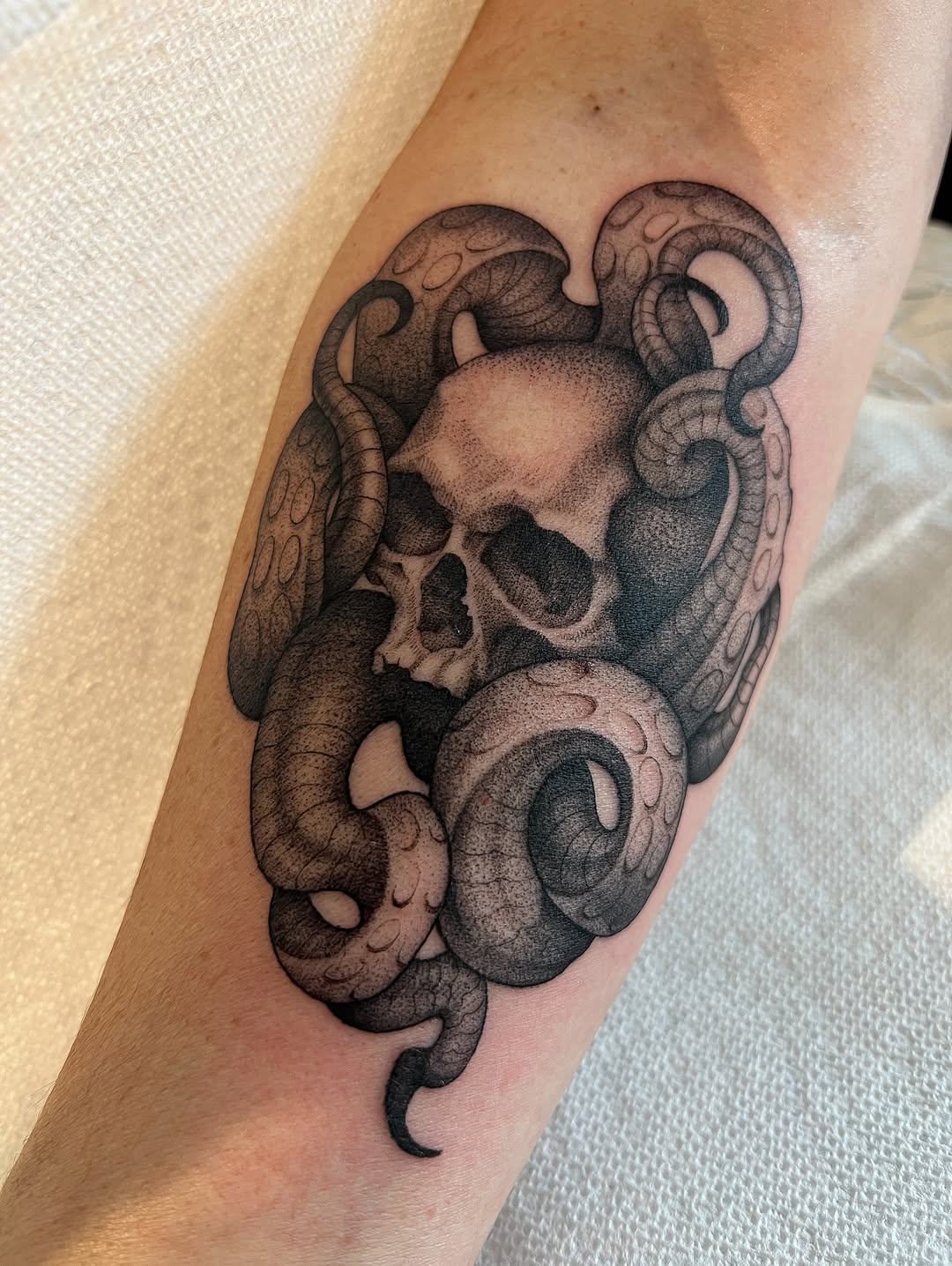 Tattoo by @juliannamenna — black_and_grey