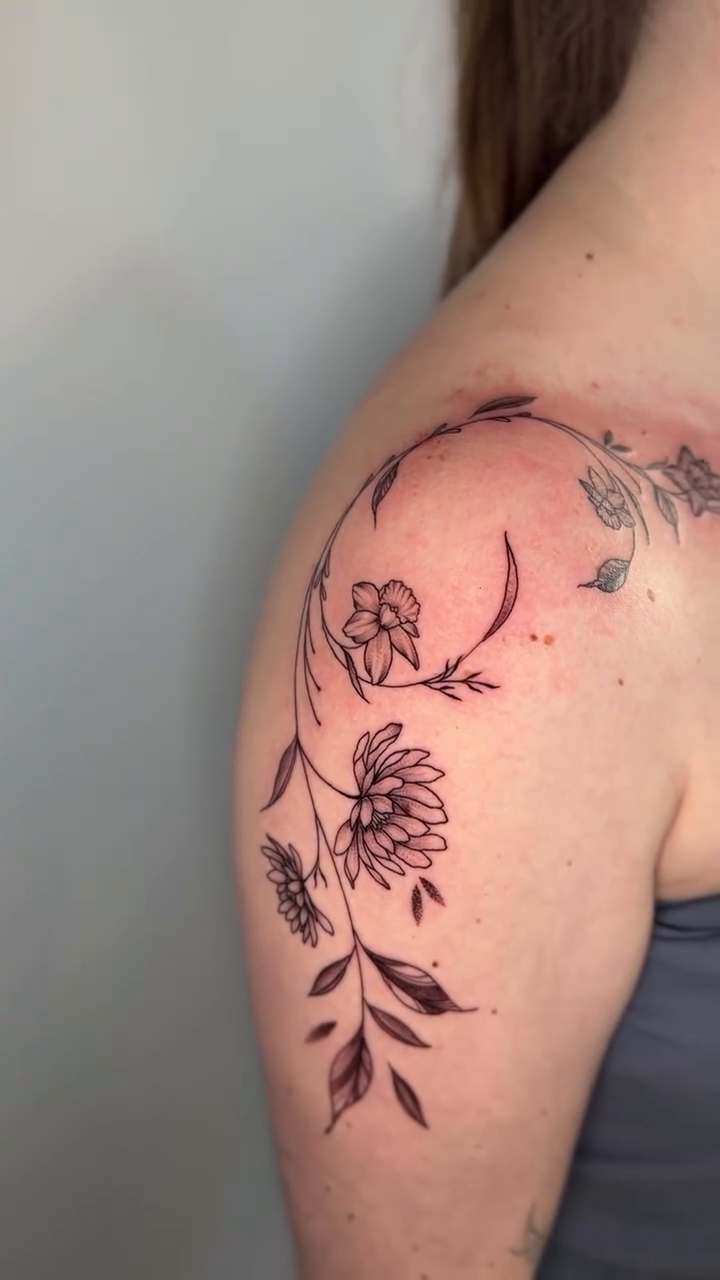 Tattoo by @tattoosbykaur โ fine_line