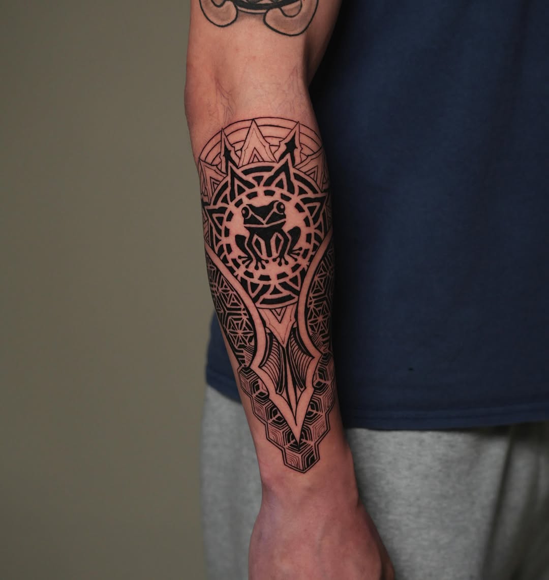 Tattoo by @naveiei — geometric, blackwork