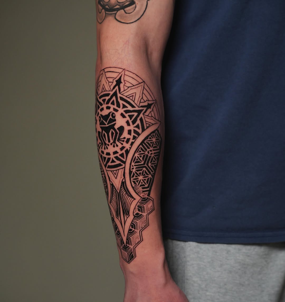 Tattoo by @naveiei — geometric, blackwork