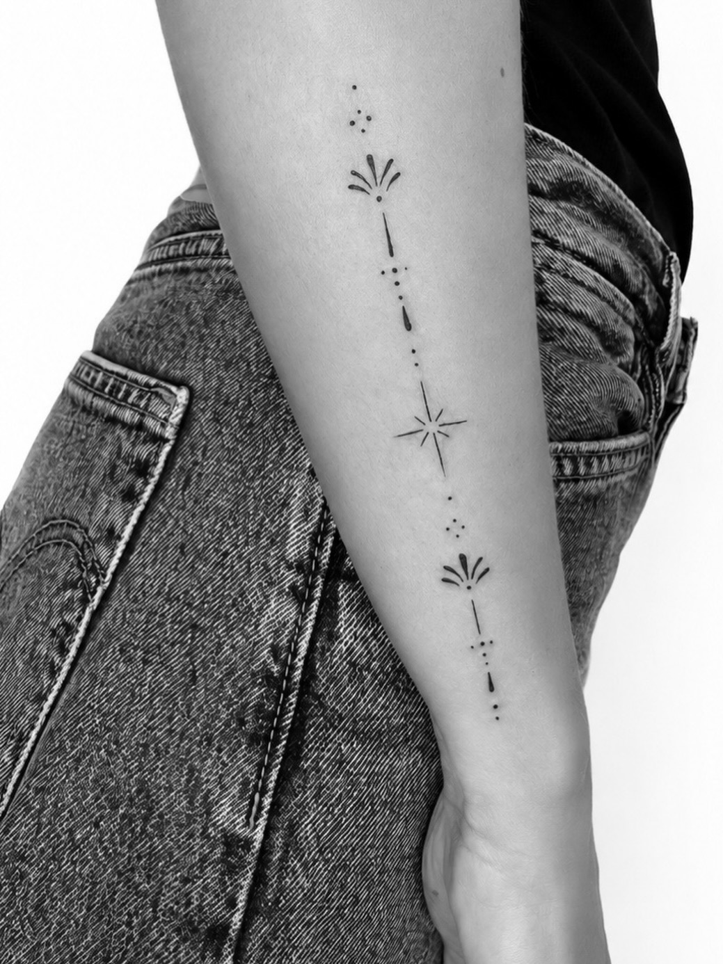 Tattoo by @alona_zamsh_tattoo — fine_line, minimalist