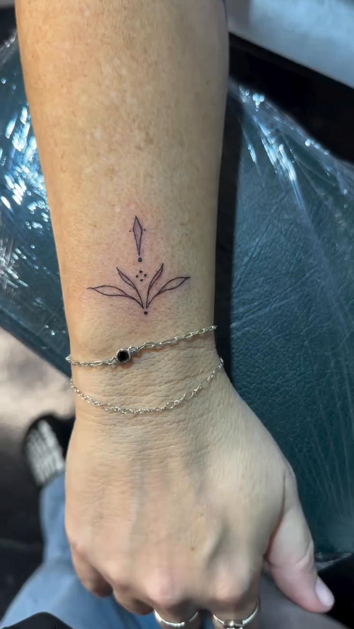 Tattoo by @lynds_tattoo โ fine_line, minimalist