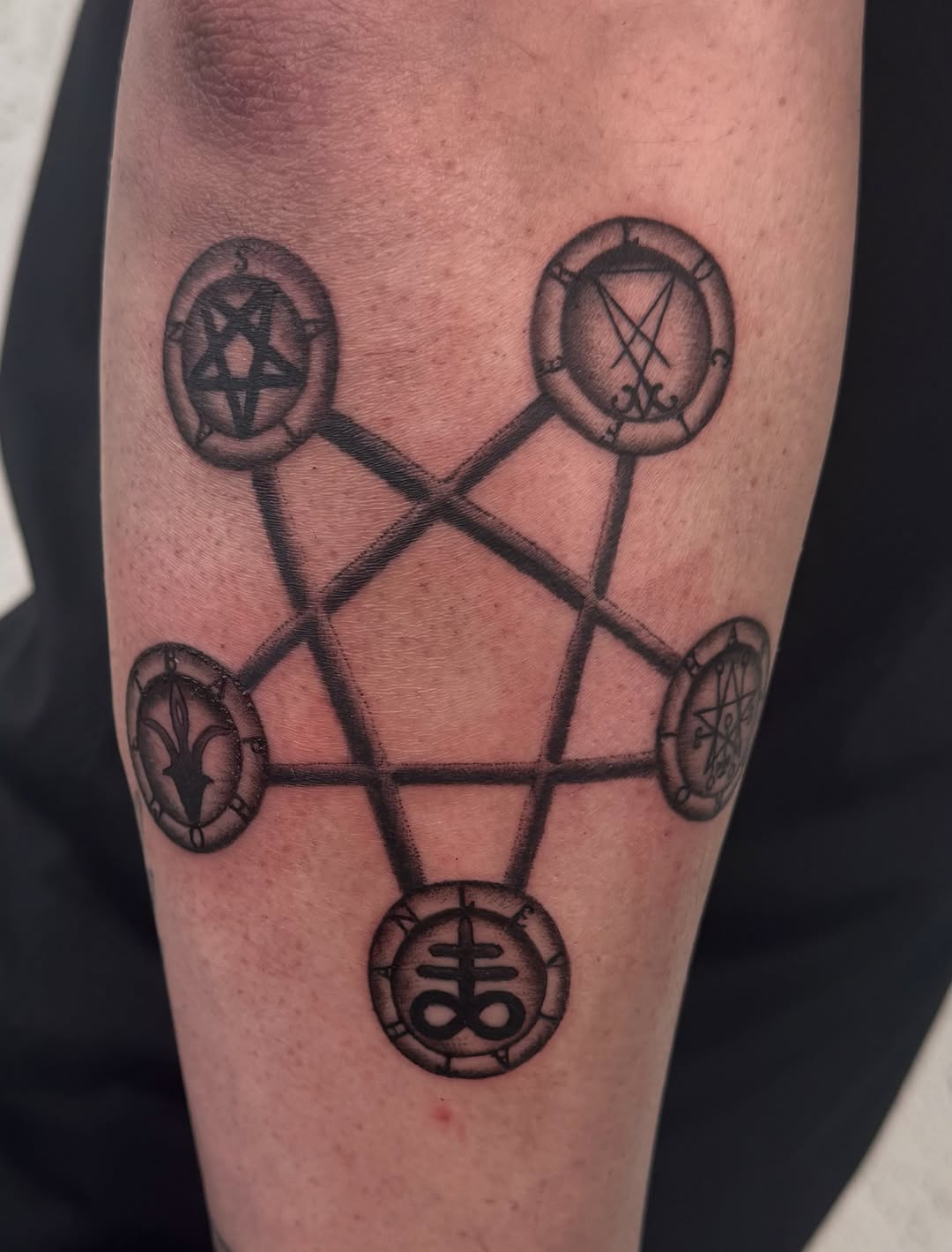 Tattoo by @splitshadetattoo — blackwork, geometric