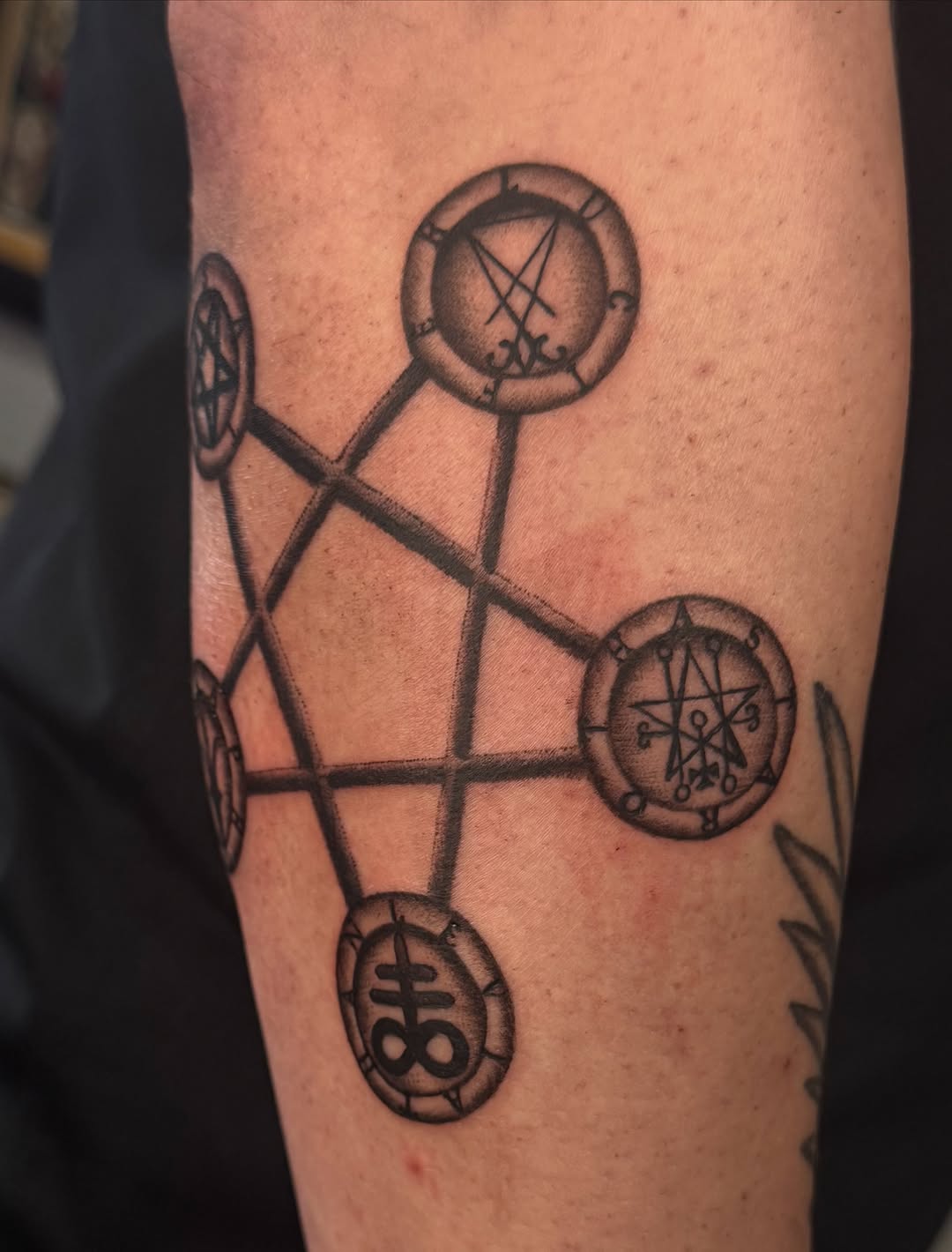 Tattoo by @splitshadetattoo — blackwork, geometric
