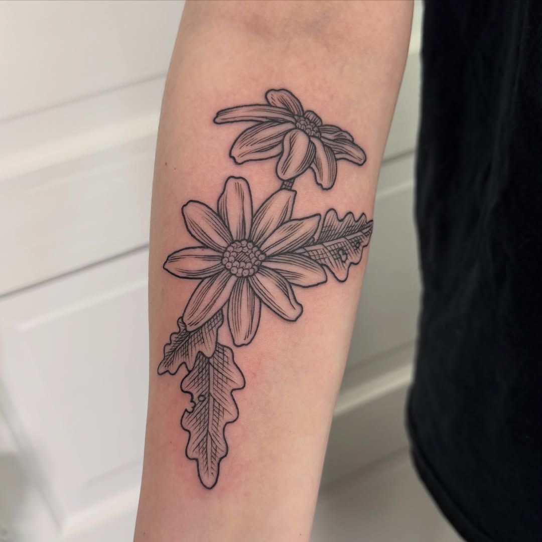 Tattoo by @taylorbeetattoo β fine_line