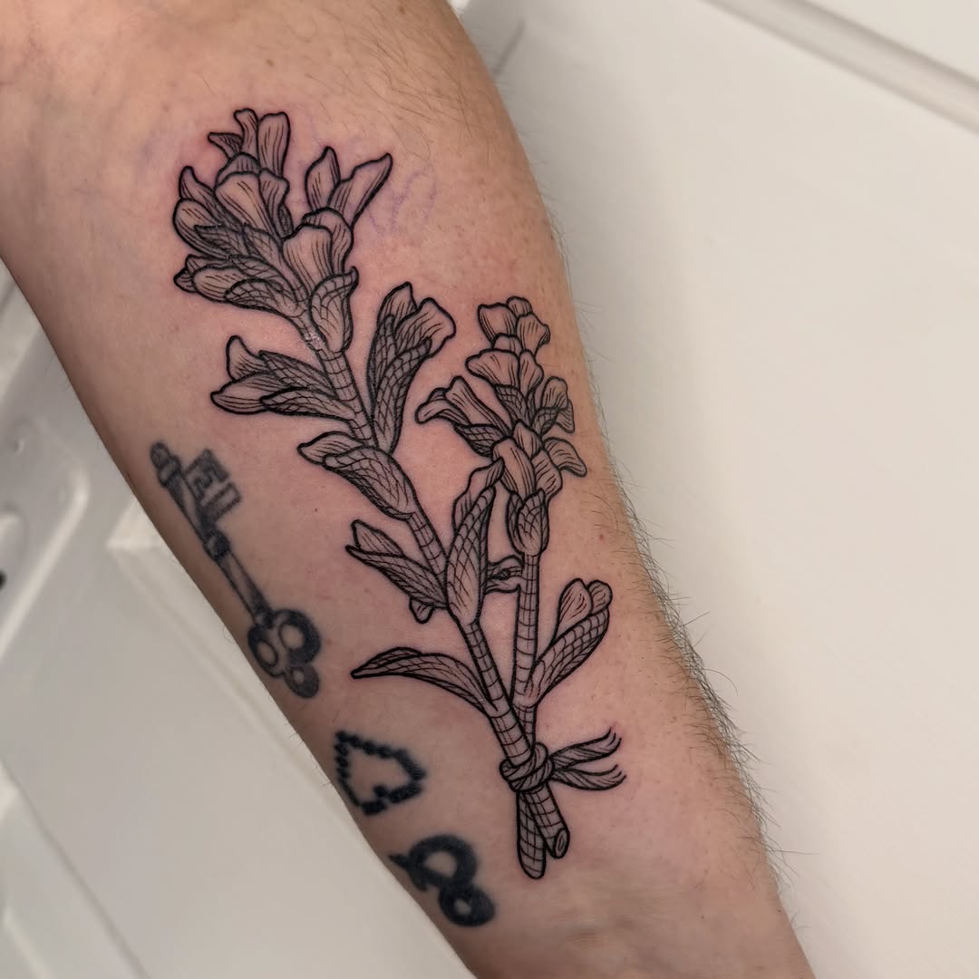 Tattoo by @taylorbeetattoo β fine_line