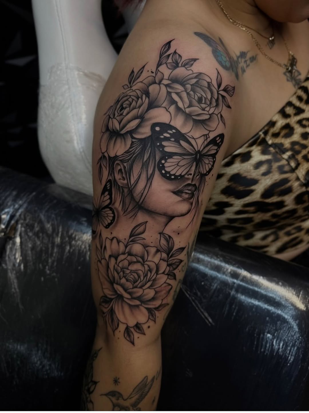 Tattoo by @el_enano_tatto — fine_line, black_and_grey