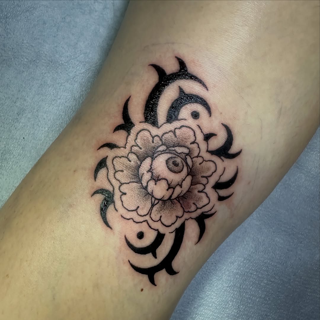 Tattoo by @luisamarigold — blackwork, illustrative