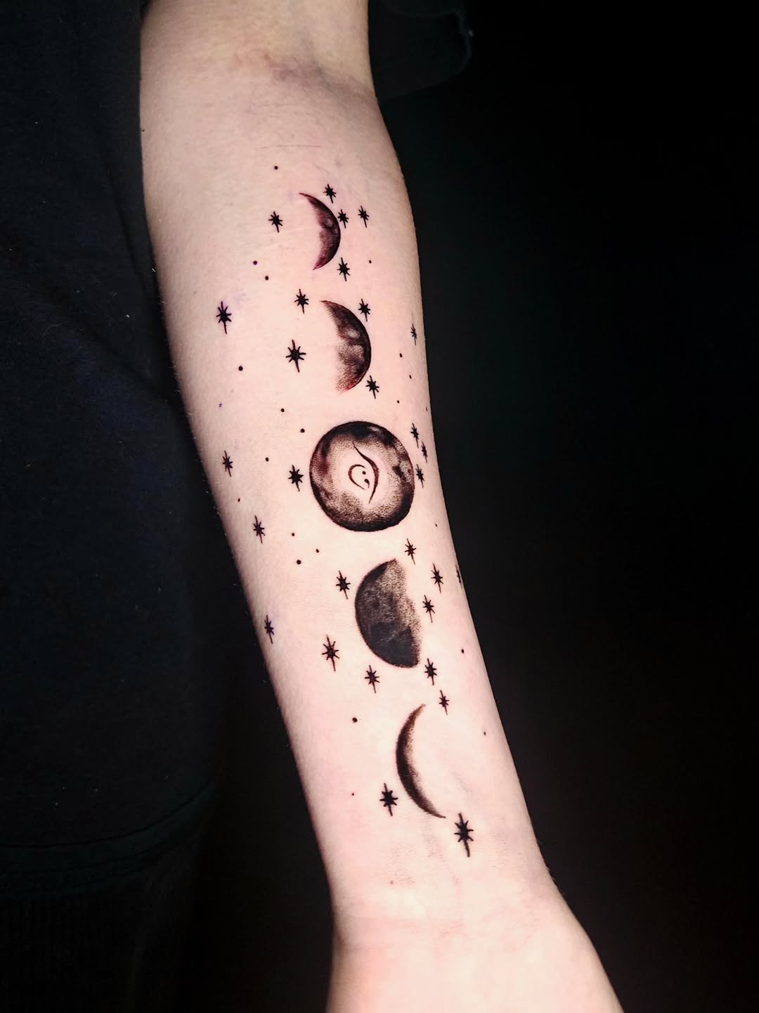 Tattoo by @vampire.varona — illustrative, dotwork