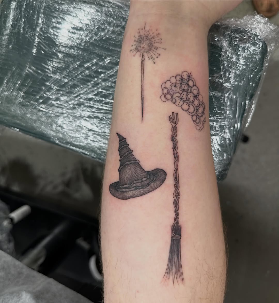 Tattoo by @lynds_tattoo โ fine_line