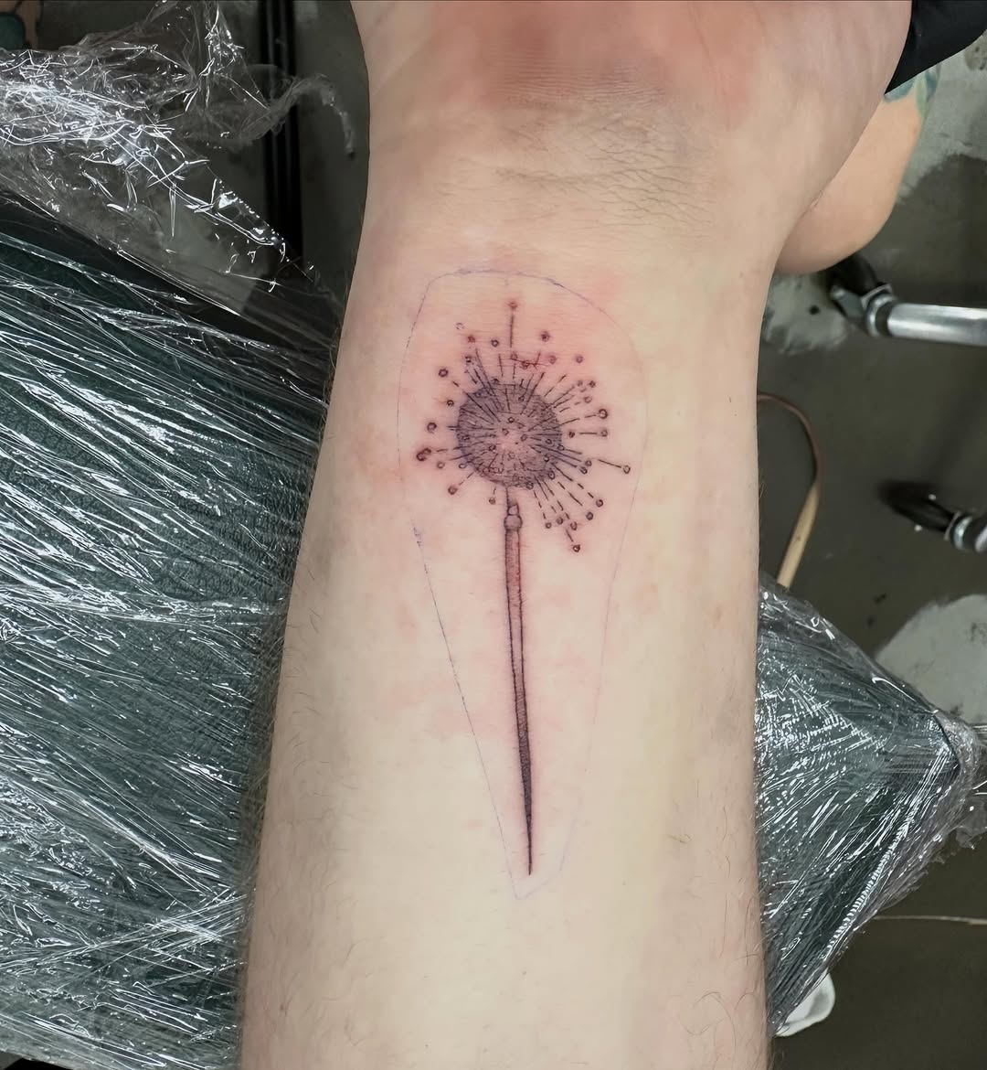 Tattoo by @lynds_tattoo โ fine_line