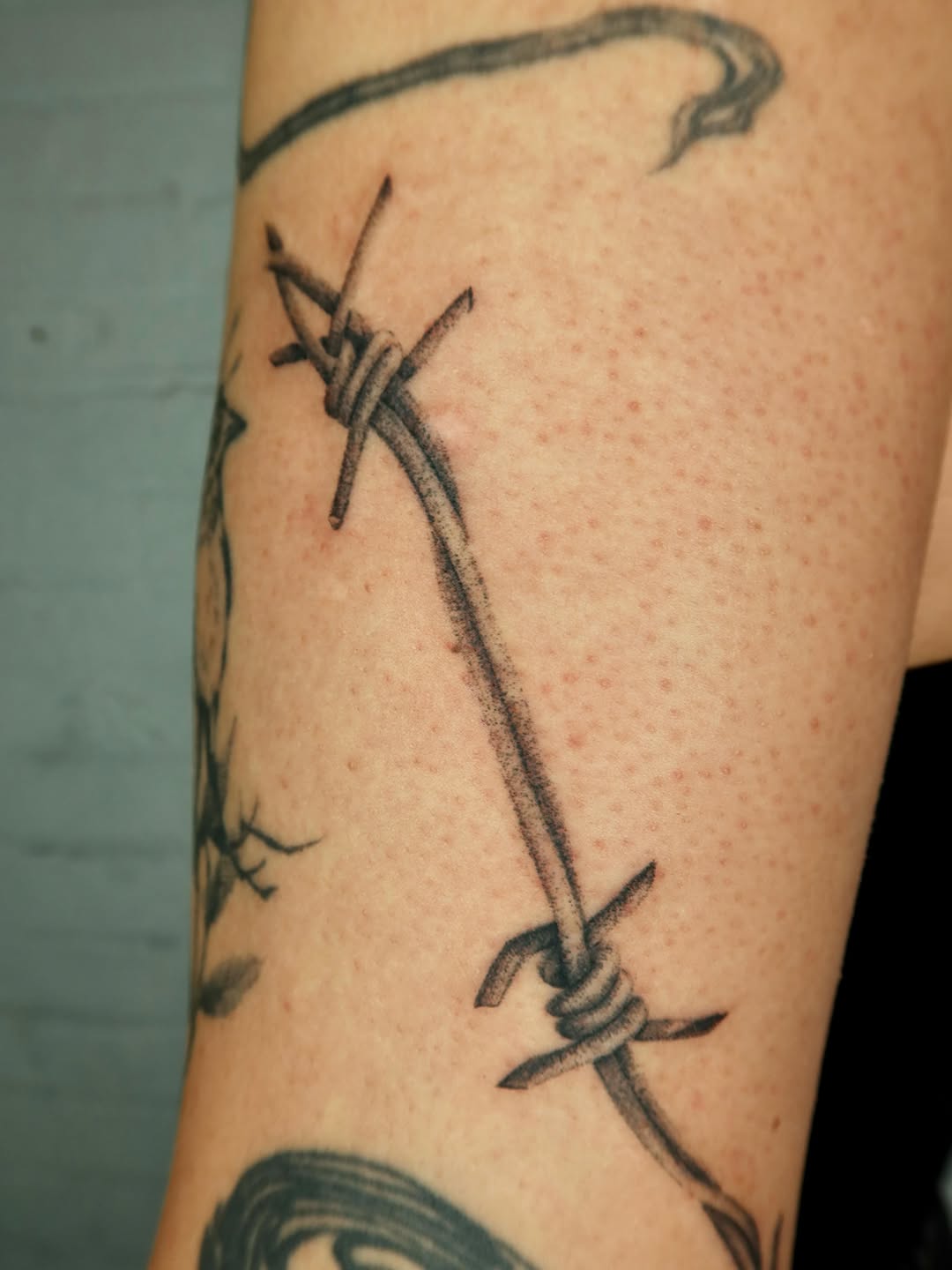 Tattoo by @el_kenny_ — black_and_grey, illustrative