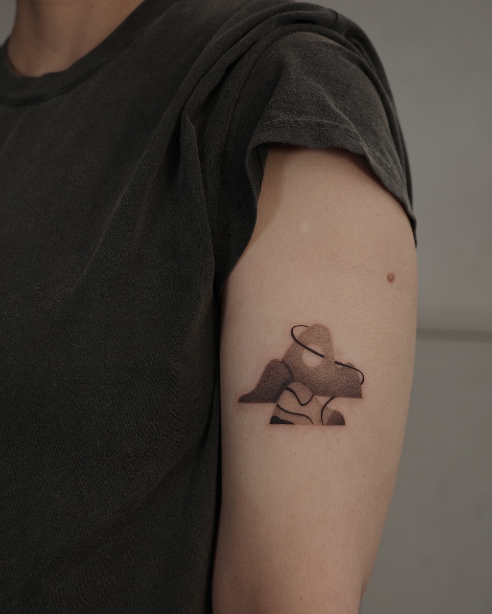 Tattoo by @ginseng.ink — illustrative, minimalist