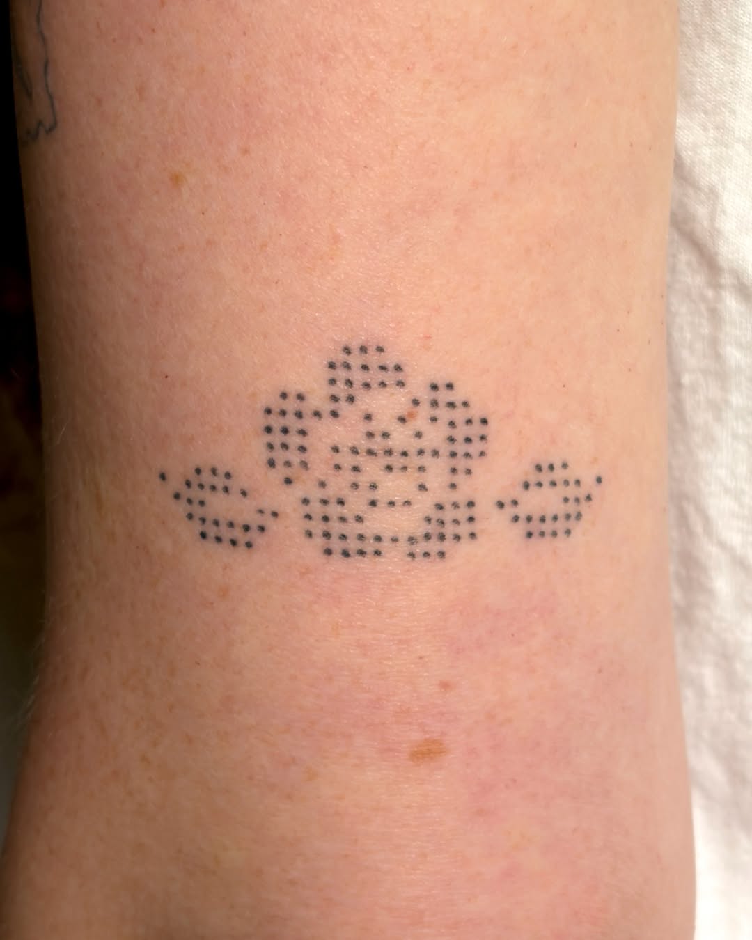 Tattoo by @slxpxke — dotwork, minimalist