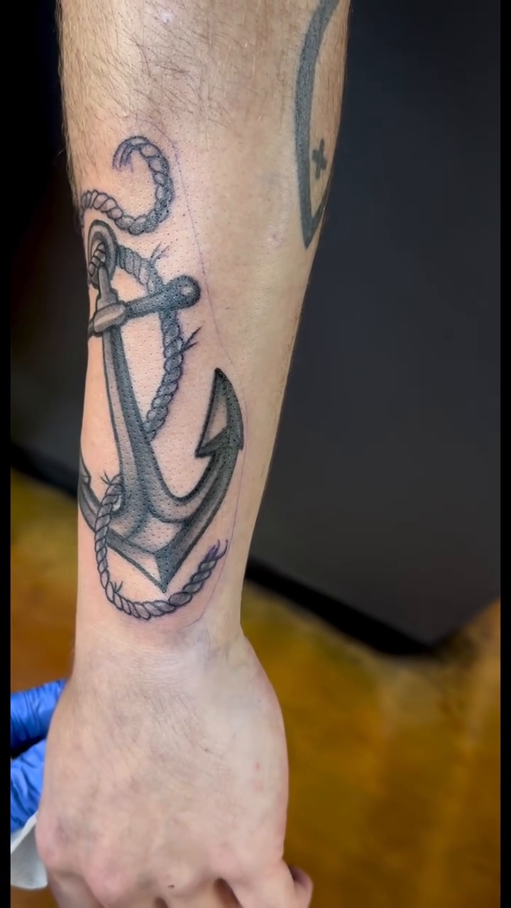 Tattoo by @daveisoldbutstillkicknit — black_and_grey, realism