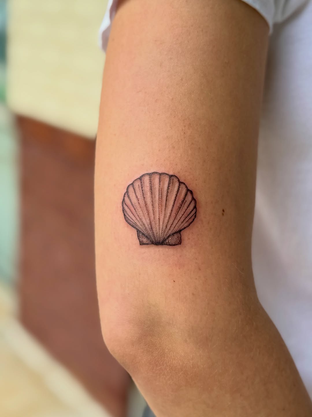 Tattoo by @velletta.tattoos โ fine_line, dotwork