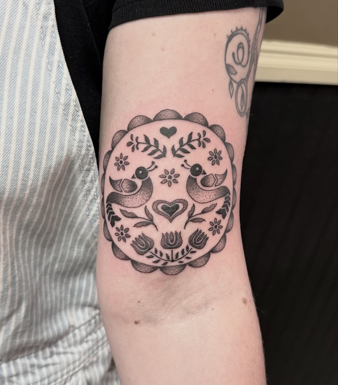 Tattoo by @lizglitztattoo — illustrative, dotwork