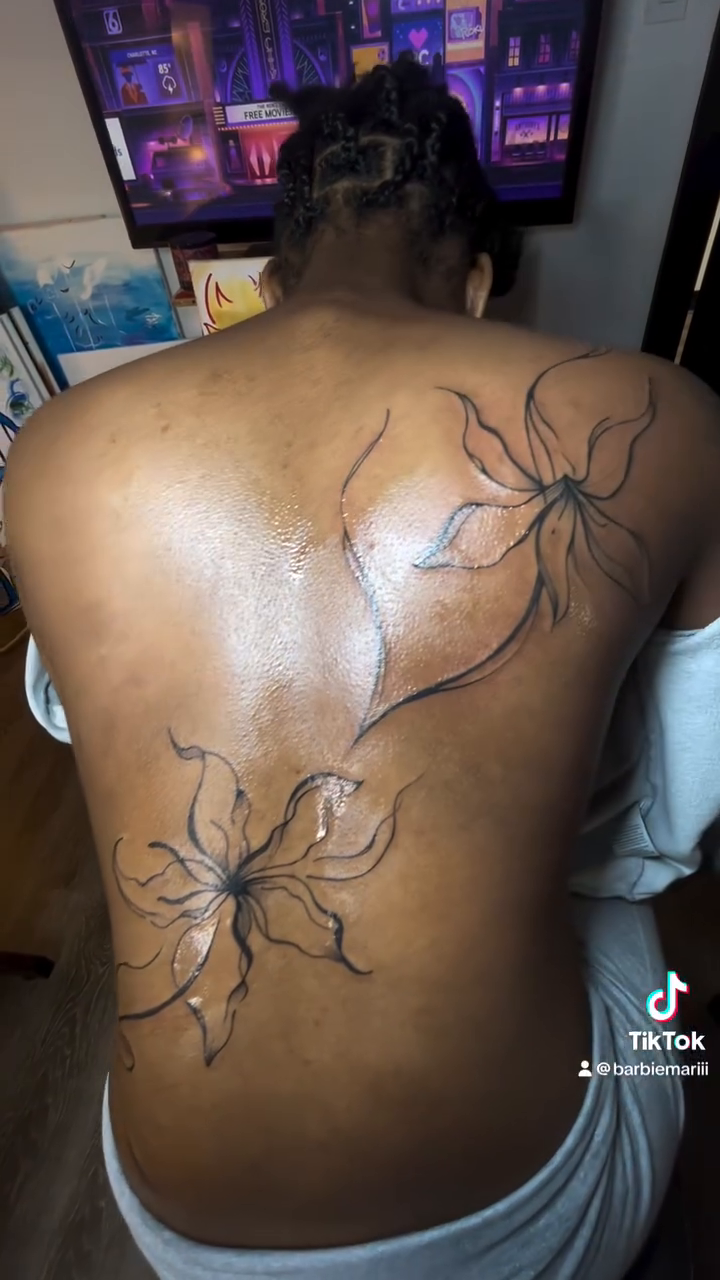 Tattoo by @mariamancc โ fine_line