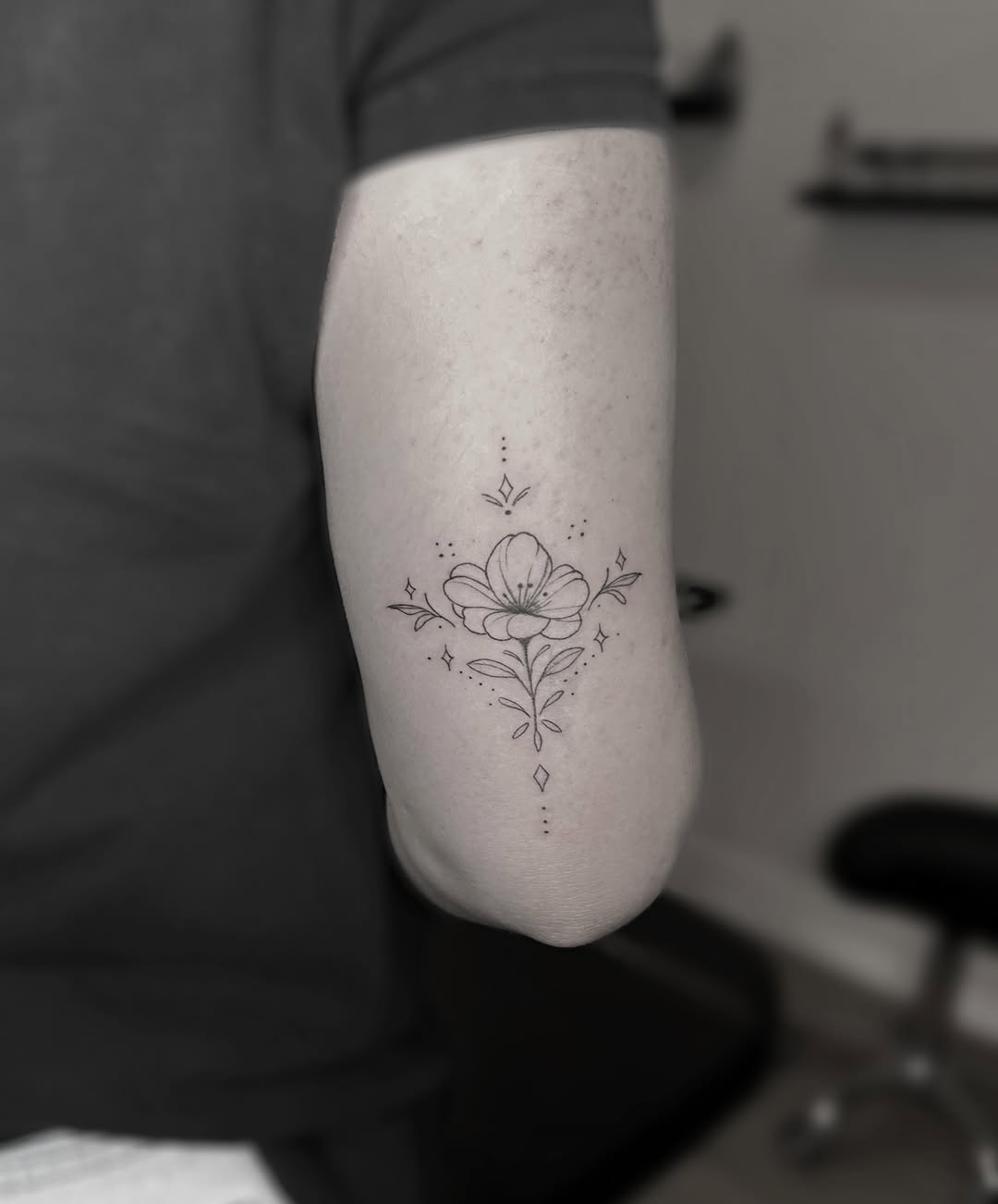 Tattoo by @dazeeinkstudio โ fine_line