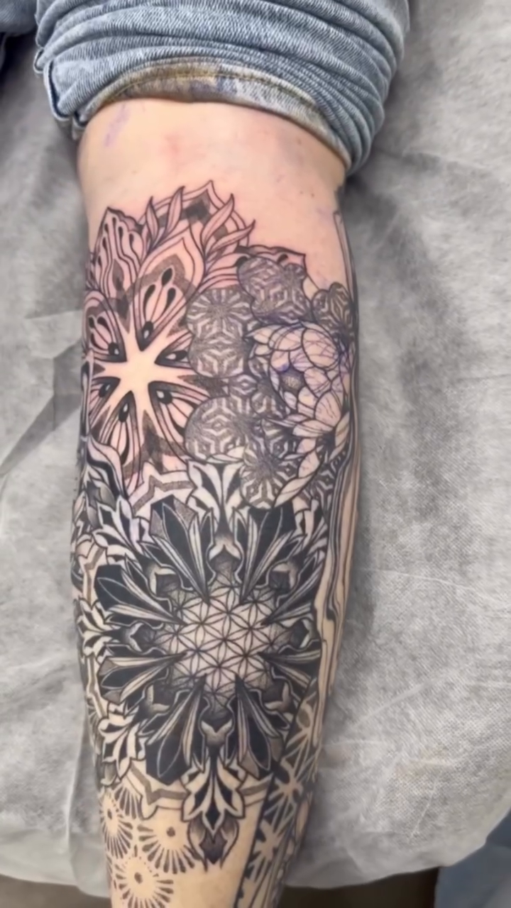 Tattoo by @lynds_tattoo โ dotwork, geometric