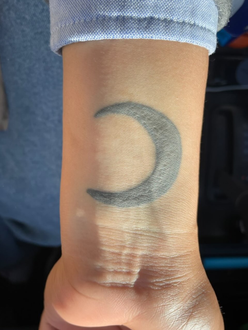 Tattoo by @pariente__chan — black_and_grey, minimalist