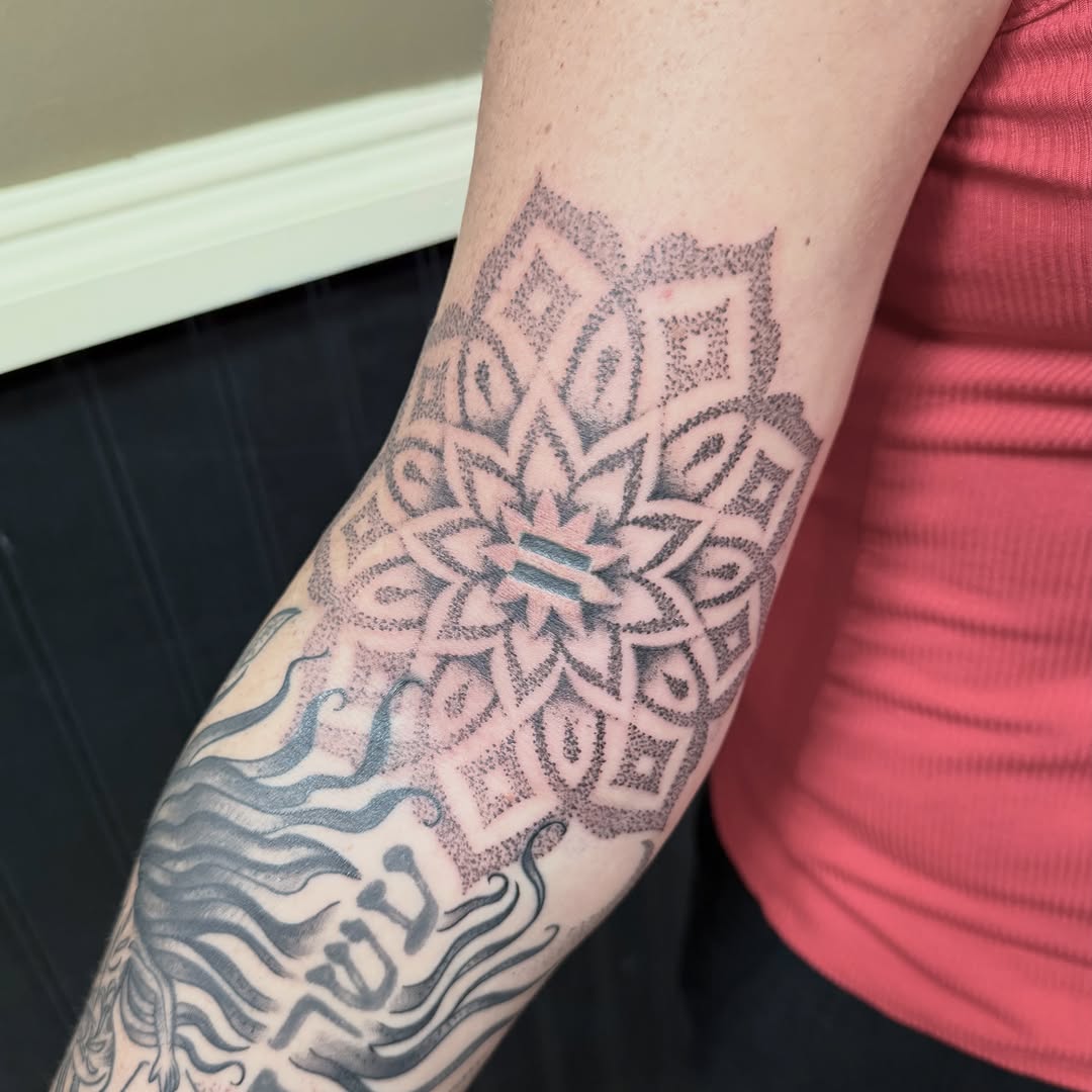 Tattoo by @lizglitztattoo — dotwork, geometric