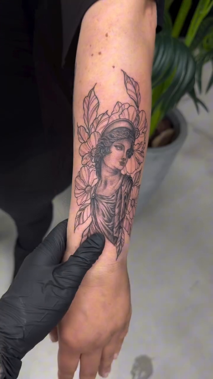 Tattoo by @lina_valentina — black_and_grey, illustrative