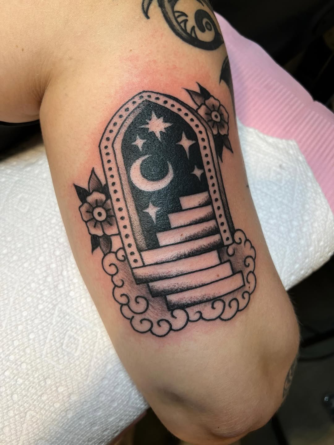 Tattoo by @leonetats โ american_traditional, illustrative