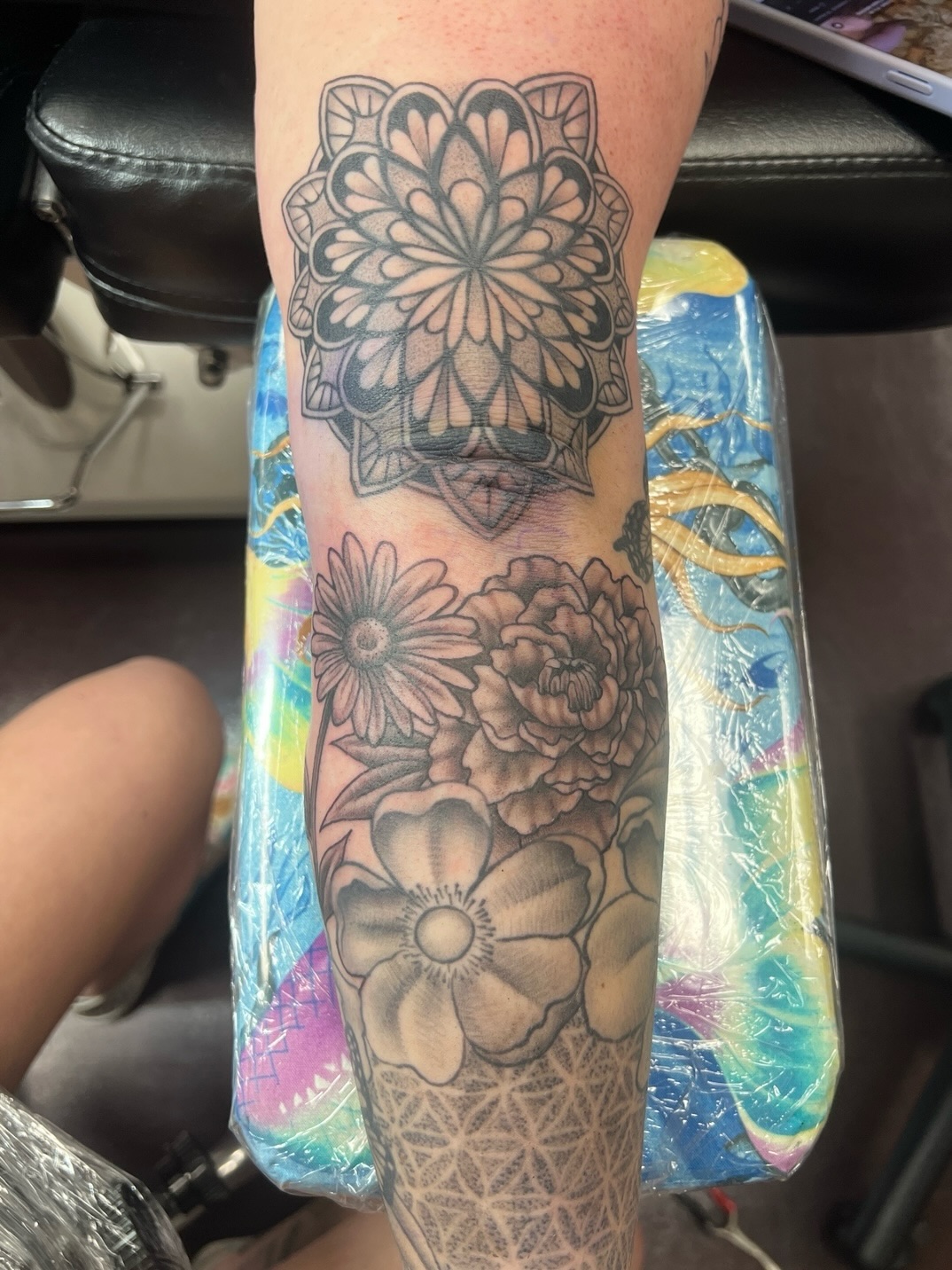 Tattoo by @lilylaurilatattoos β geometric, black_and_grey
