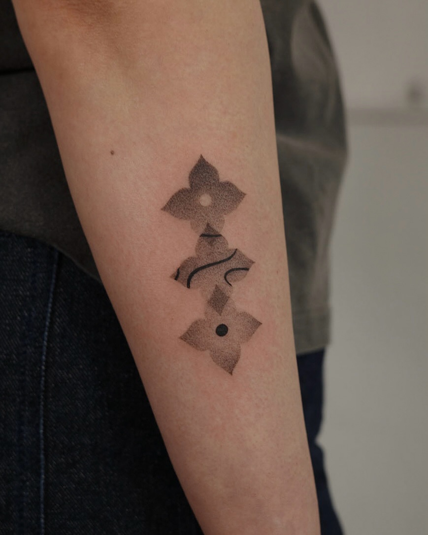 Tattoo by @ginseng.ink — dotwork, geometric