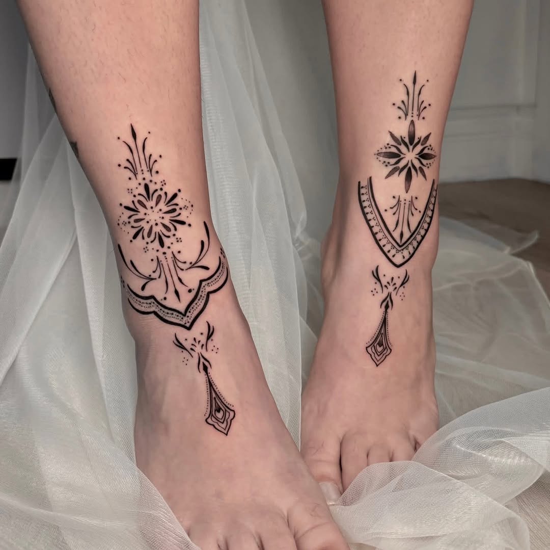 Tattoo by @diosa_tattoos_ — fine_line, geometric