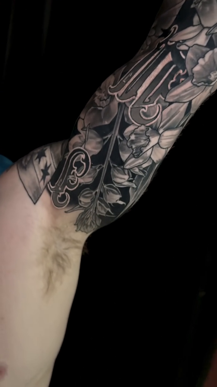 Tattoo by @handsm_sweets โ black_and_grey, illustrative