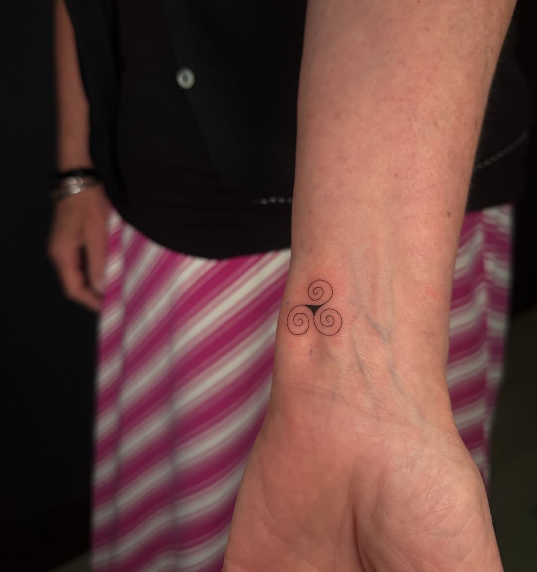 Tattoo by @mariannefriositattoo — fine_line, minimalist