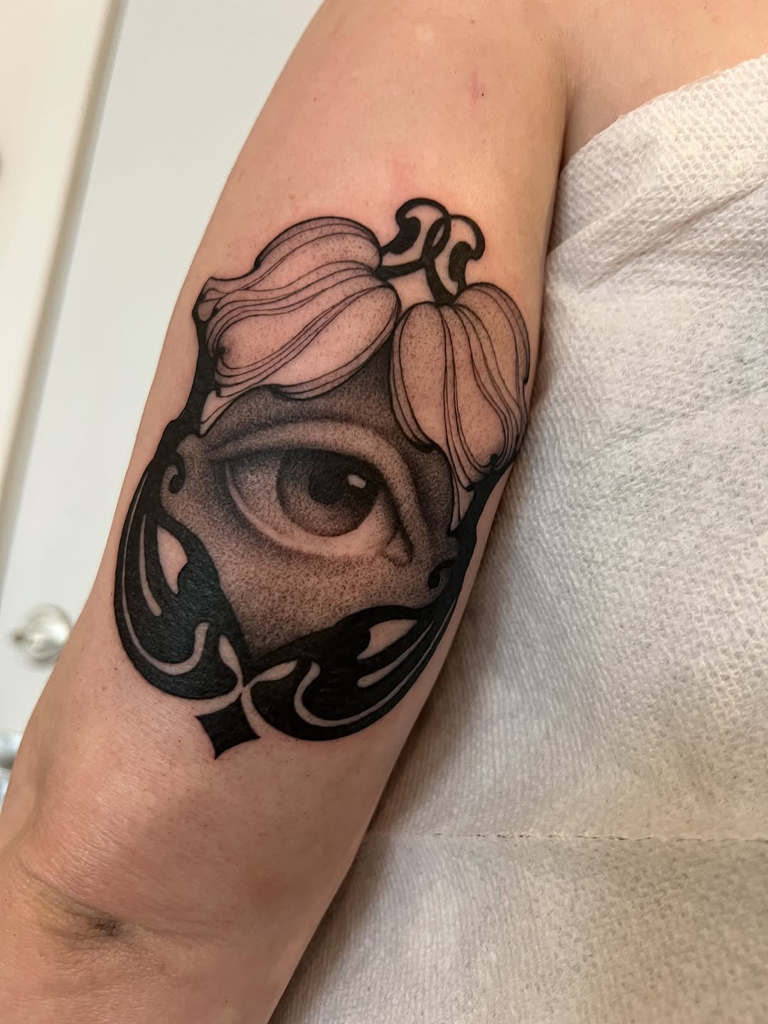 Tattoo by @juliannamenna — black_and_grey