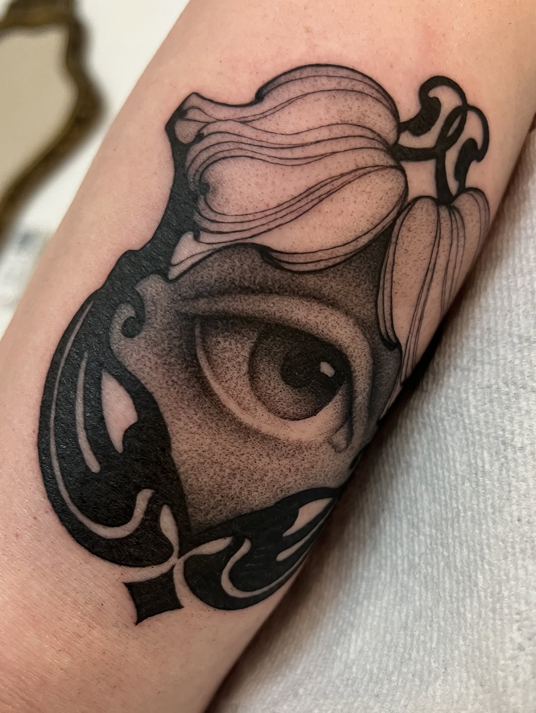 Tattoo by @juliannamenna — black_and_grey