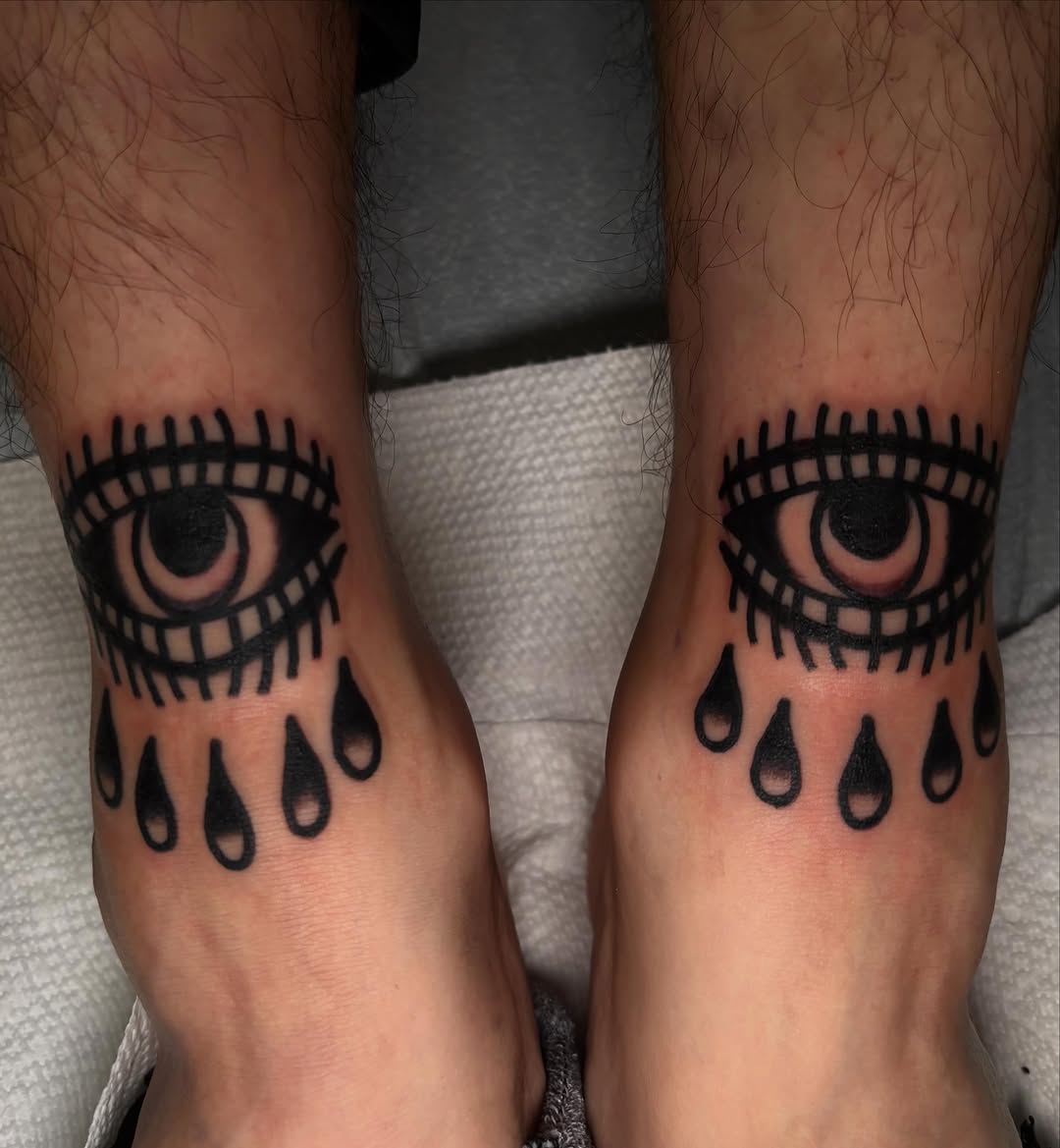 Tattoo by @isantotattoo — blackwork