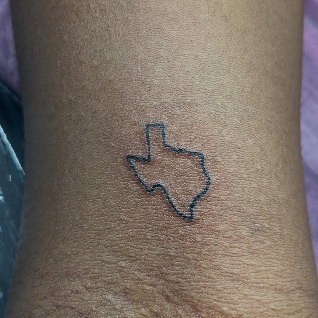 Tattoo by @batc0ffin — minimalist, fine_line