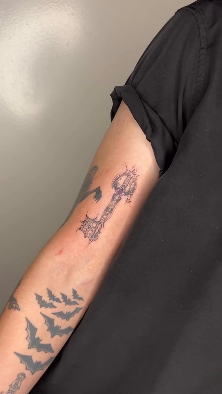Tattoo by @anac.ttt — fine_line, black_and_grey