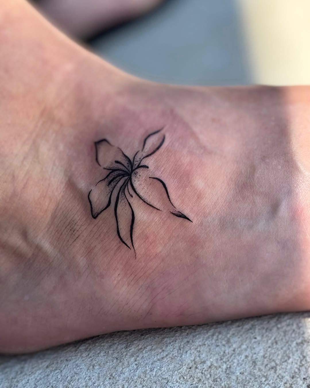 Tattoo by @velletta.tattoos โ fine_line
