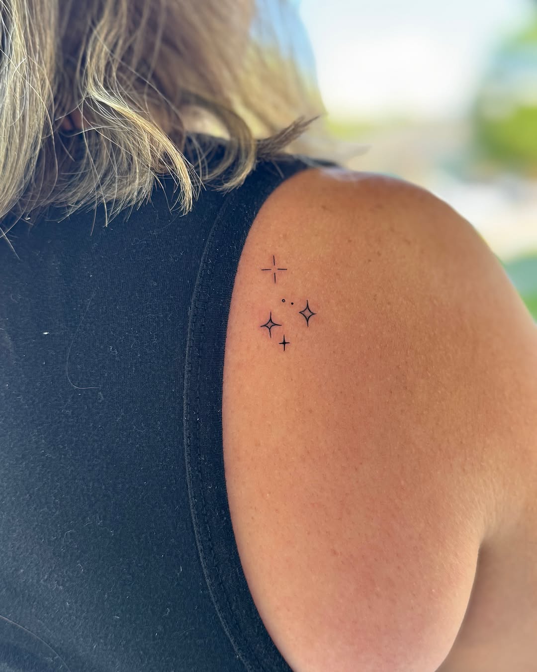 Tattoo by @velletta.tattoos โ fine_line, minimalist