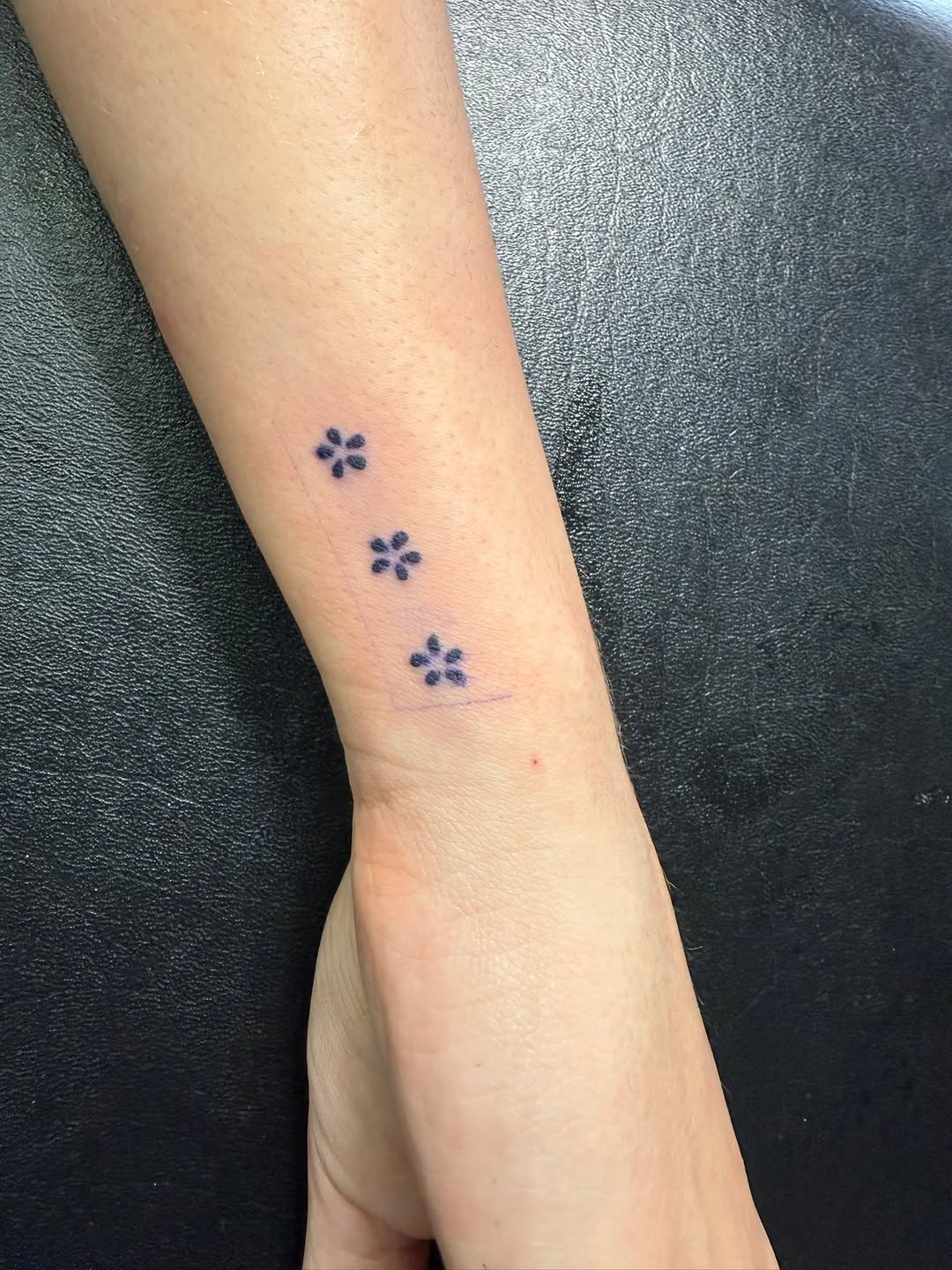 Tattoo by @lady_raven_tattoo — fine_line, minimalist