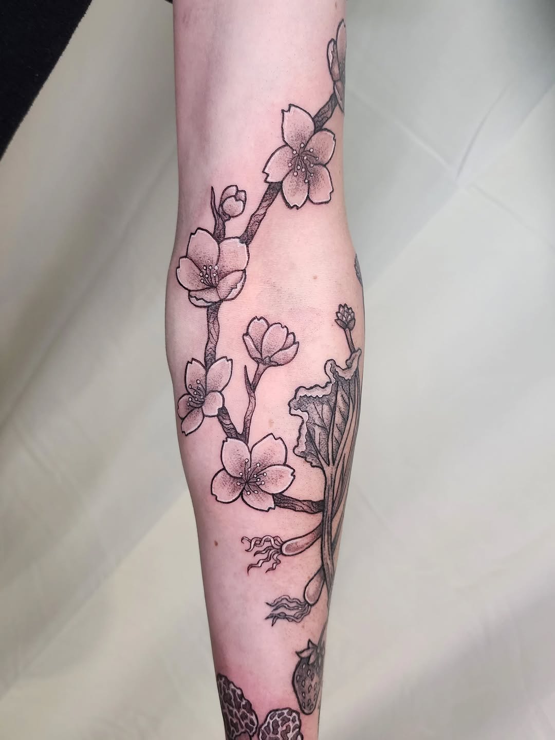 Tattoo by @lindseystattytats — black_and_grey