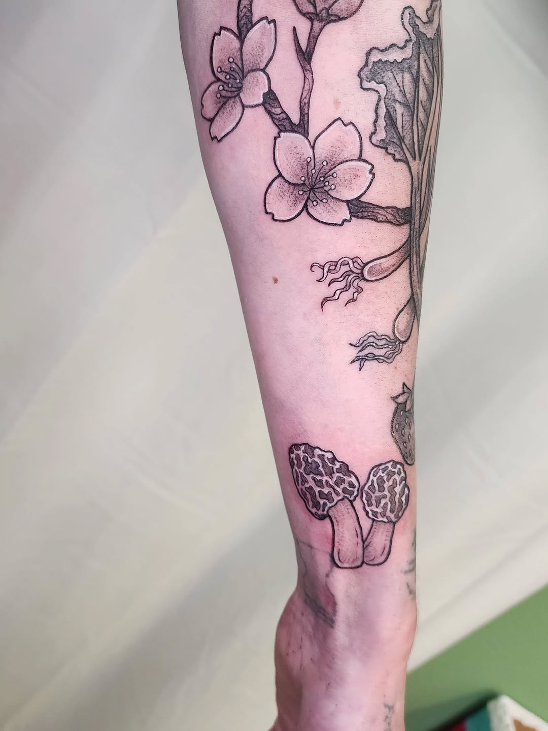 Tattoo by @lindseystattytats — black_and_grey
